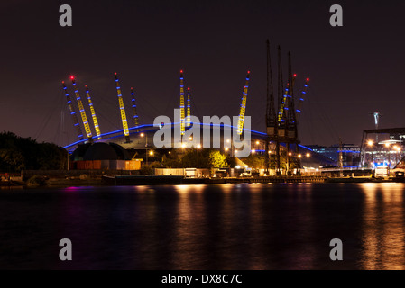 L'O2 de nuit, anciennement connu sous le Millennium Dome, l'O2 est maintenant un lieu de divertissement de premier plan pour les événements, expositions et Banque D'Images