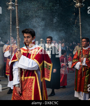 Procession religieuse dans les rues de Grenade, Banque D'Images