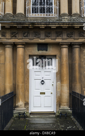 Divisé en trois segments de même longueur, le cirque est un espace circulaire entourée par de grandes maisons de ville géorgienne de Bath, Banque D'Images