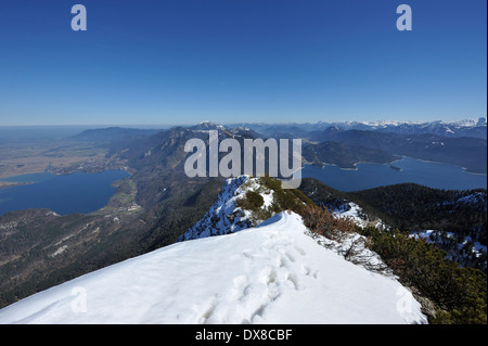 Vue sur le lac de Walchen, Walchensee lac Kochelsee et Kochel, du sommet mondial de l'Italia en hiver, Bavière, Allemagne Banque D'Images