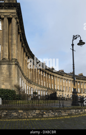 Le Royal Crescent est une rue de 30 maisons mitoyennes dans un croissant paisible de la ville de Bath, Somerset et est parmi Banque D'Images