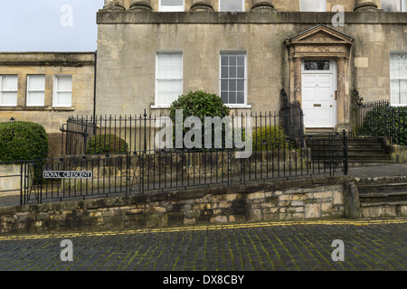 Le Royal Crescent est une rue de 30 maisons mitoyennes dans un croissant paisible de la ville de Bath, Somerset et est parmi Banque D'Images