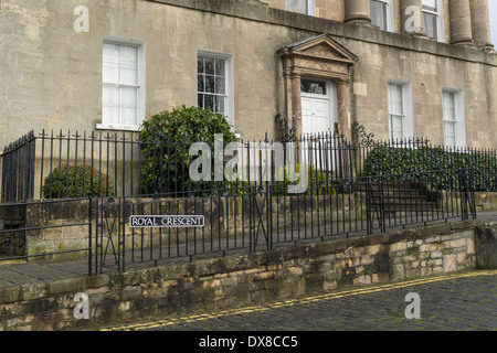 Le Royal Crescent est une rue de 30 maisons mitoyennes dans un croissant paisible de la ville de Bath, Somerset et est parmi Banque D'Images