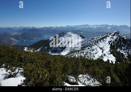 Vue sur Lac Walchen, close depuis le sentier de randonnée Italia en hiver, Bavière, Allemagne Banque D'Images