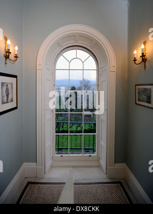 Un ovale fenêtre d'atterrissage agissant comme une issue de secours dans une maison de ville géorgienne de Bath UK Banque D'Images