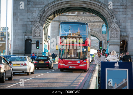 London red bus traversant le Tower Bridge, sur la Tamise, Londres UK Banque D'Images