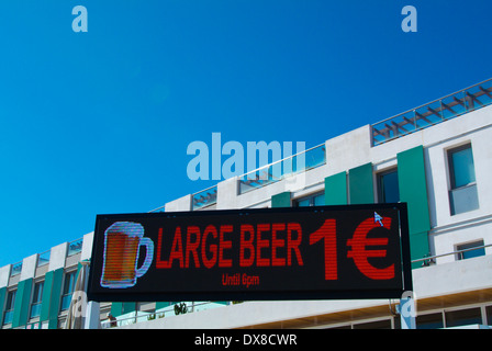 Inscrivez-vous publicité happy hour beer, Paseo Maritimo, la promenade, Corralejo, Fuerteventura, Canary Islands, Spain, Europe Banque D'Images