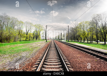 Ciel nuageux gris sur railroad au printemps Banque D'Images