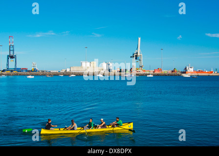 Les gens d'un bateau d'aviron en face du port, Puerto del Rosario, Fuerteventura, Canary Islands, Spain, Europe Banque D'Images