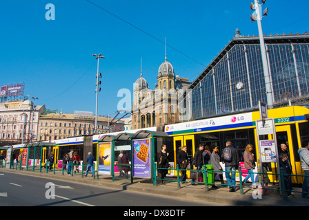 Arrêt de tram en face de la gare Nyugati palyaudvar, Nyugati ter square, le centre de Budapest, Hongrie, Europe Banque D'Images