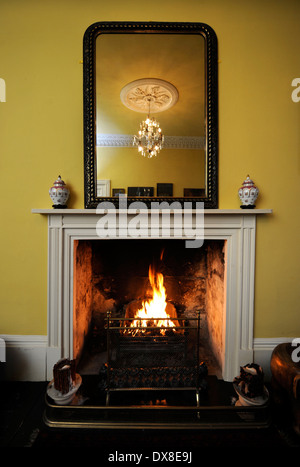 Un salon avec un feu ouvert dans une maison de ville géorgienne de Bath UK Banque D'Images