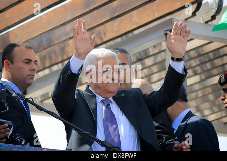 Ramallah, Cisjordanie, territoire palestinien. Mar 20, 2014. Le président palestinien Mahmoud Abbas (avant) vagues à ses partisans lors d'un rassemblement dans la ville de Ramallah, en Cisjordanie, le 20 mars 2014. Abbas a déclaré jeudi qu'il défendra les droits des Palestiniens pendant les négociations avec Israël, comme les États-Unis l'exhorte les Palestiniens à prolonger les pourparlers de paix. Credit : Fadi Arouri/Xinhua/Alamy Live News Banque D'Images