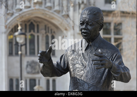 Nelson Mandela statue en bronze dans la place du Parlement, Londres, Angleterre, Royaume-Uni. Banque D'Images