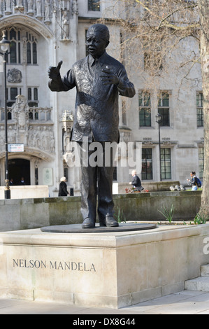 Nelson Mandela statue en bronze dans la place du Parlement, Londres, Angleterre, Royaume-Uni. Banque D'Images