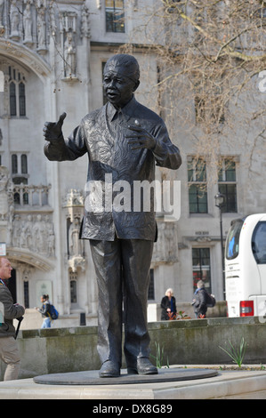 Nelson Mandela statue en bronze dans la place du Parlement, Londres, Angleterre, Royaume-Uni. Banque D'Images