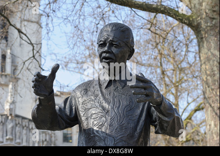 Nelson Mandela statue en bronze dans la place du Parlement, Londres, Angleterre, Royaume-Uni. Banque D'Images