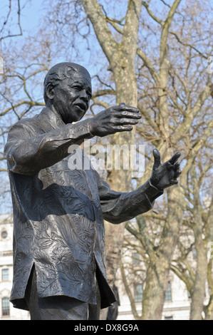 Nelson Mandela statue en bronze dans la place du Parlement, Londres, Angleterre, Royaume-Uni. Banque D'Images