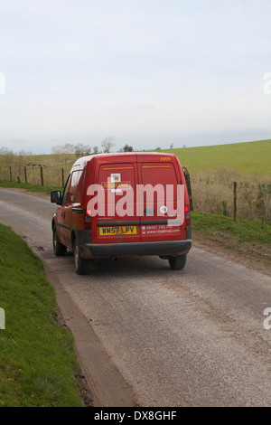 Royal Mail van conduisant le long chemin de campagne à Dorset en Mars Banque D'Images