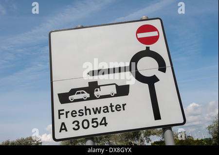 Signe de route sur l'île de Wight montrant la voie à l'eau douce car-ferry. Banque D'Images