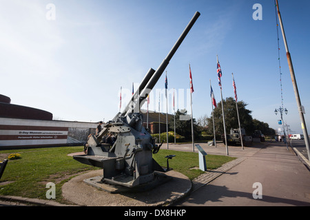 3.7 inch Mark II anti-aircraft cun sur l'affichage à l'extérieur du D-Day Museum à Southsea. Banque D'Images