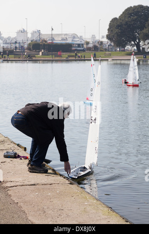 Modèle à commande radio amateurs lancement yacht. Banque D'Images