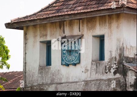 Le Sud de l'Inde du Sud Kerala Kochi Cochin Mattancherry Synagogue Paradesi Ville juif Tour horloge script côté cadran indien Banque D'Images