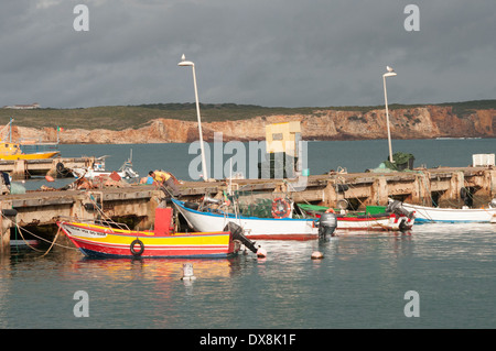 Bateaux de pêche dans le port de Lagos, Algarve portugal Banque D'Images