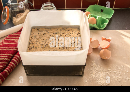 Faire un riche traditionnel gâteau de fruit, gâteau aux fruits carrés de pâte dans un moule d'étain/prêt à cuire (2 d'une série de 8) Banque D'Images