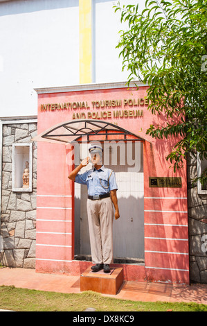 Le Sud de l'Inde du Sud Kerala Kochi Cochin ville juif du Musée de la police du tourisme international entrée chiffres figure policier saluting Banque D'Images