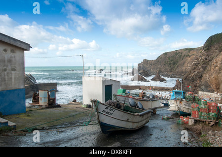 Bateaux de pêche sur le port de halage de Azenha do Mar, Portugal Banque D'Images