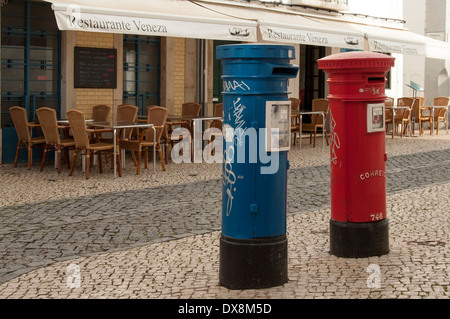 Boîtes aux lettres rouge et bleu dans la rue, Lagos, Portugal, Banque D'Images