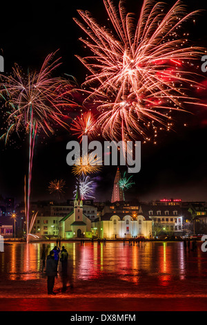 D'artifice pour le Nouvel An sur l'étang à Reykjavik, Islande Banque D'Images