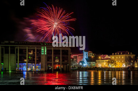 D'artifice pour le Nouvel An sur l'étang à Reykjavik, Islande Banque D'Images