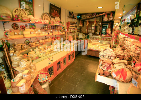 L'intérieur de French Cheese shop avec vaste gamme de fromages. Banque D'Images