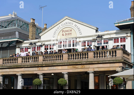 Les gens se sont réunis sur un balcon pub à Covent Garden avec le signe de Punch & Judy sur l'affichage, Londres, Angleterre, Royaume-Uni. Banque D'Images