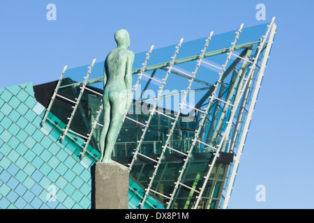 Une sculpture intitulée 'voyage' surplombant la mer depuis Victoria Pier à Hull. Derrière la statue est la principale attraction profonde Banque D'Images