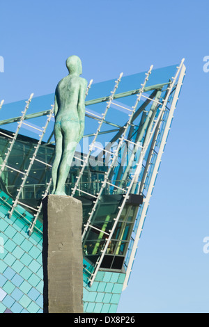 Une sculpture intitulée 'voyage' surplombant la mer depuis Victoria Pier à Hull. Derrière la statue est la principale attraction profonde Banque D'Images