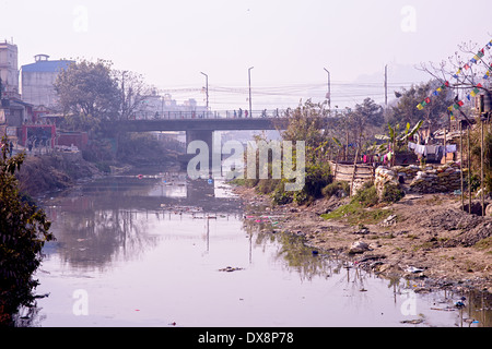 Pont sur la rivière Bagmati à Katmandou Banque D'Images