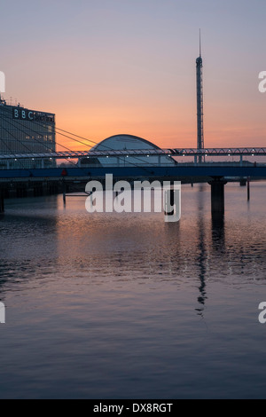 Le complexe de la BBC avec les cloches dans le pont pour la masse sur les rives de la Clyde, Glasgow. Banque D'Images