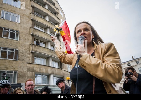 Vanessa militant rejoint le vigne de protestation. Les protestataires Anti-Fracking mars et rassemblement à Londres, Royaume-Uni. Banque D'Images