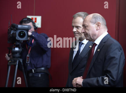 Bruxelles, Belgique. Mar 20, 2014. Le Premier ministre polonais Donald Tusk (C) et le président Traian Basescu (R) arriver à une séance photo de sommet de l'UE à l'Union européenne siège à Bruxelles, capitale de la Belgique, le 20 mars 2014. Credit : Ye Pingfan/Xinhua/Alamy Live News Banque D'Images