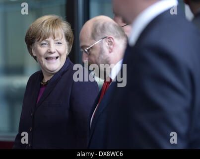 Bruxelles, Belgique. Mar 20, 2014. La chancelière allemande Angela Merkel (L) et président du Parlement Européen Martin Schulz arrivent à une séance photo de sommet de l'UE à l'Union européenne siège à Bruxelles, capitale de la Belgique, le 20 mars 2014. Credit : Ye Pingfan/Xinhua/Alamy Live News Banque D'Images