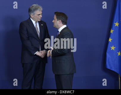 Bruxelles, Belgique. Mar 20, 2014. Le Chancelier autrichien Werner Faymann (L) et le Premier Ministre du Luxembourg Xavier Bettel chat lors d'une séance de photos du sommet de l'UE à l'Union européenne siège à Bruxelles, capitale de la Belgique, le 20 mars 2014. Credit : Ye Pingfan/Xinhua/Alamy Live News Banque D'Images