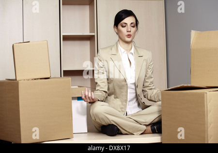 Businesswoman sur 24 parmi les cases méditer Banque D'Images