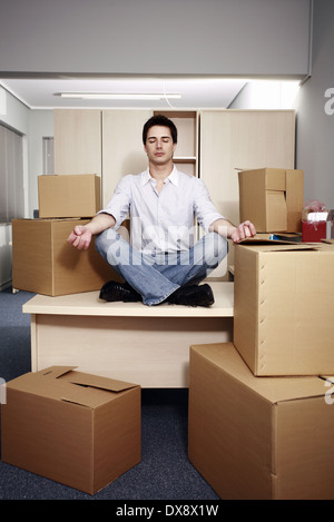 Homme d'affaires sur 24 parmi les cases méditer Banque D'Images