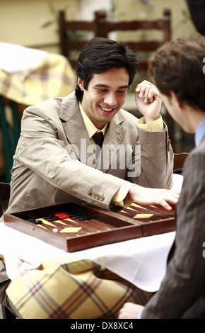 Deux hommes jouant au backgammon Banque D'Images