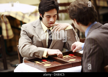 Deux hommes jouant au backgammon Banque D'Images