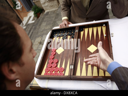 Libre de deux hommes jouant au backgammon Banque D'Images