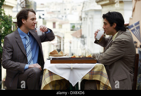 Les hommes d'affaires à taverna avec backgammon et de l'ouzo Banque D'Images