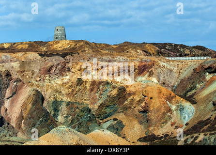 Moulin de l'horizon industriel sur l'historique mine de cuivre de Parys Mountain (Mynydd Parys) sur l'île d'Anglesey, dans le Nord du Pays de Galles, Royaume-Uni Banque D'Images